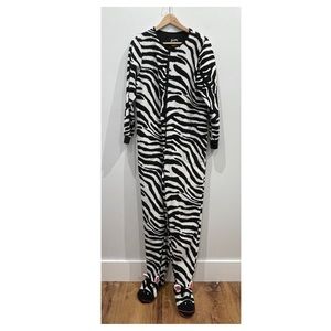 Zebra Size Medium Footie Pajamas 1-Piece Women's NICK & NORA Cozy Zip Front